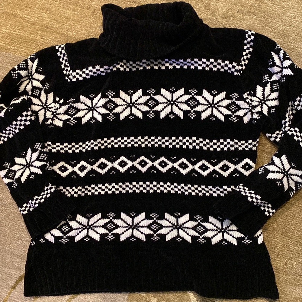 ~Erika & Co.~ Black & White Snowflake Print Turtleneck Sweater